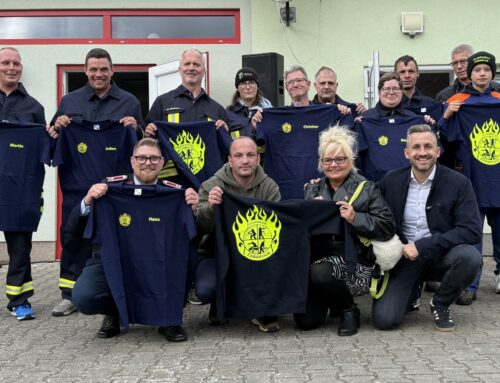 AfD-Kreisverband und Ulrich Siegmund sponsern neue Kleidung für die Feuerwehr Zabakuck
